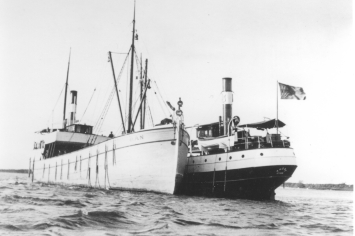 SS Thore grundstött i Roxen utan för Linköping assisteras av SS Ran.jpg