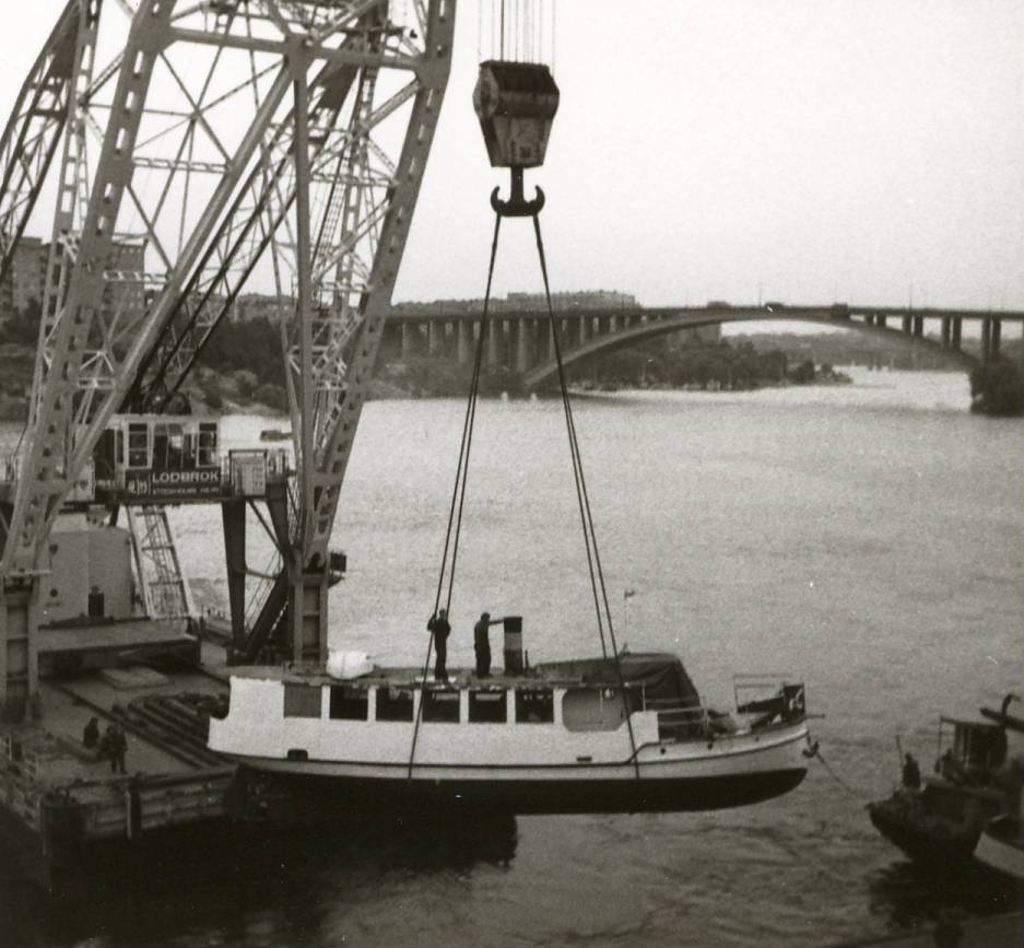 Sjösättning av Rannick på 70-talet med kranen Lodbrok.