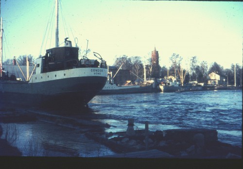 Här ligger båtarna i kö nedanför slussen. Bilden tog jag i slutet av 60-talet.