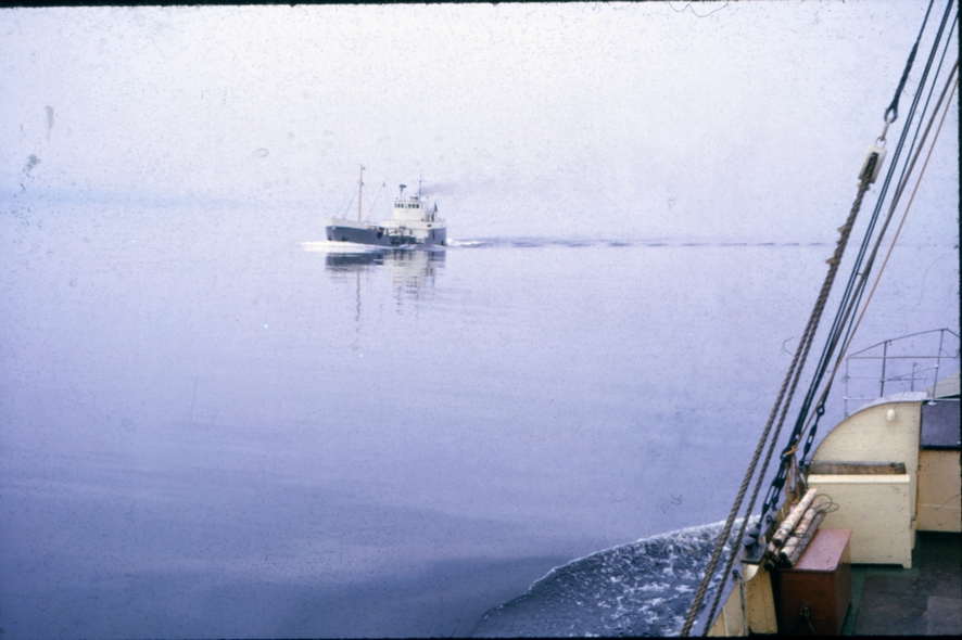 Möte med kusttanker på spegelblanka Vänern 10 aug 1963.jpg