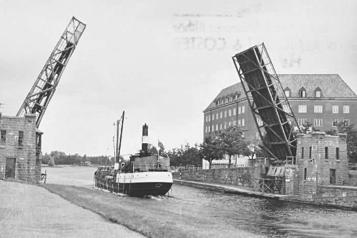 4737 SS Thore passerar klaffbron Trollhättan.jpg