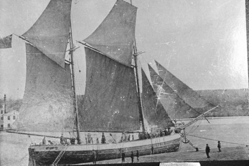 Okänd skuta för fulla segel vid kaj ev sk bryggsegling före 1905.jpg