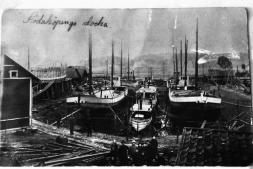 Söderköpings docka flera pråmar och Nils på Kinda kanal i mitten.jpg
