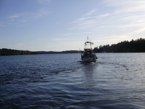 Skeppskär stävar ut på Forsaviken och vidare ut på nya Vätteräventyr.jpg