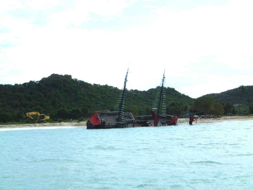 Strandade pirater Jolly Roger Antigua  2004.jpg