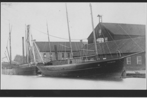 3 mast ångskonaren Vikingen ev 1890 MV SS Göta kanal bakom ev runt 1860.jpg
