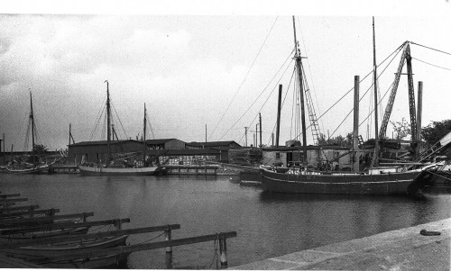 Skutor i hamn.jpg