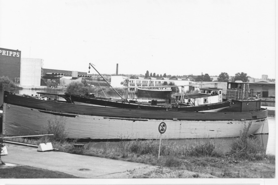 På skrivet Lea på Billerudspråm 2 september 1979 Men det ska vara en Transportbolagets pråm.jpg