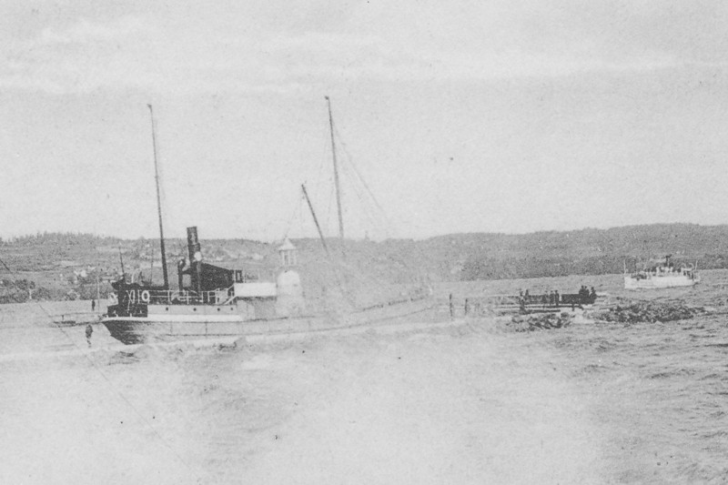 Jönköping vättern i storm Ångbåt tidig sjötorp Runt skorstensmärke vid hamnpiren delförs före 1932.jpg