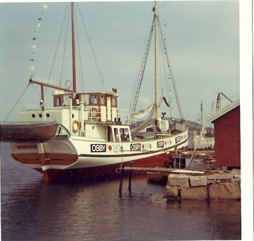 Agneta 8476 i hemmahamnen Kämpersvik försommaren 1970.jpg