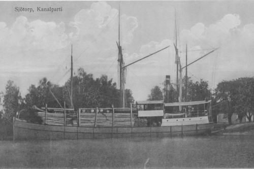 Lastbåt Askersunds ångfartygs skorstensmärke i Sjötorp.jpg