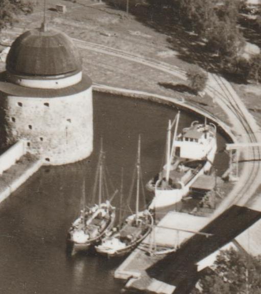 Vadstena hamn med 3 ftg ca 1952.jpg