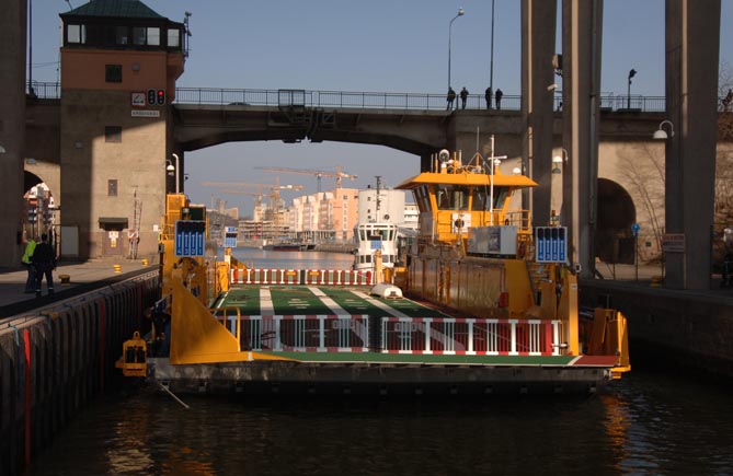 &amp;quot;Kemi I&amp;quot;:an fick förtöja längst fram i slussen och sedan spela in färjan med bogserwinchen för att sakta få in &amp;quot;Tora&amp;quot; utan skador.