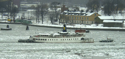 Här är Norrskär på väg till varv. Det var tänkt att Pampas marinas bogserbåt Titan skulle bogserat men hon körde fast i isen under Tranebergsbron. Hamnens båtar fick rycka in.